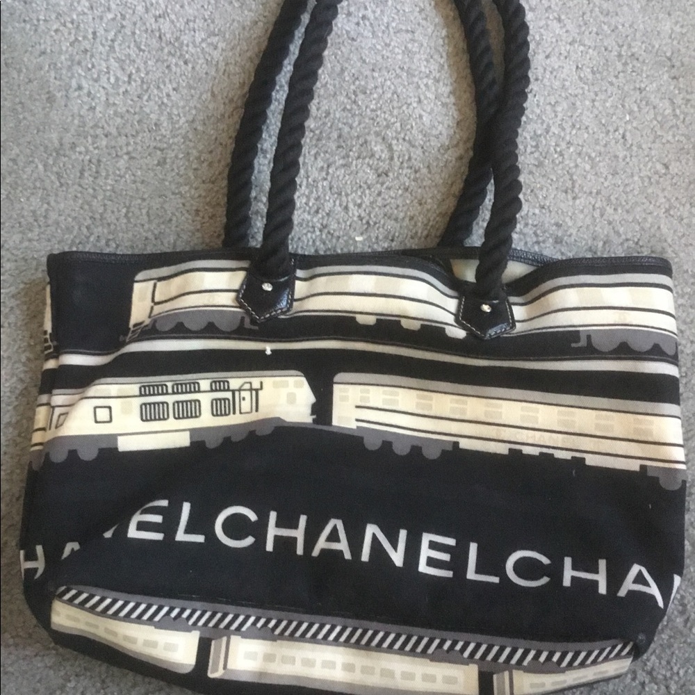 💕💯CHANEL TOTE💕